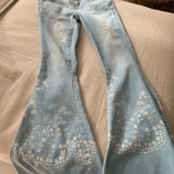 FREE PEOPLE, Float on Flares, Boho Light Blue Denim w Stars & Flowers, Size 26 - Picture 6 of 10